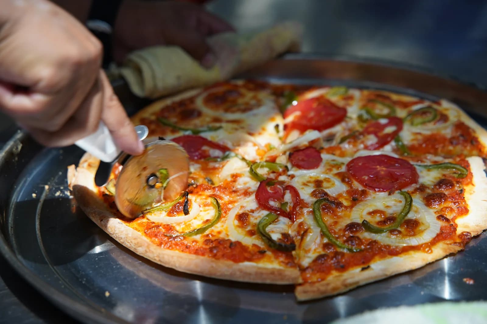 Pizza familiar de Sol en Casa recién horneada, cortada para servir